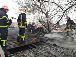 Incendiu violent pe strada Libertății. Doi bătrâni au rămas fără acoperiș deasupra capului