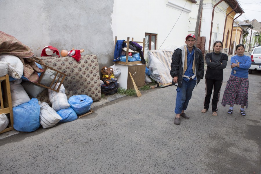 O familie cu doi COPII a rămas ÎN STRADĂ din cauza datoriilor