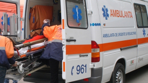 Rupt de băutură, a „sărit” cu mașina dintr-un copac în altul