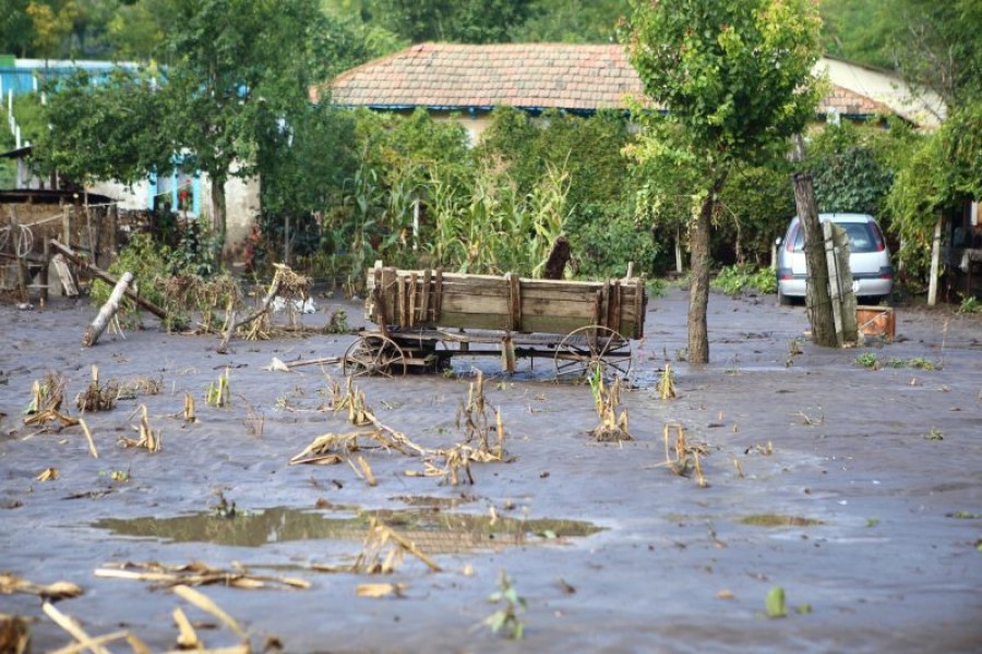 Sinistraţii din septembrie 2013, ajutaţi de Fundaţia Carrefour şi Crucea Roşie