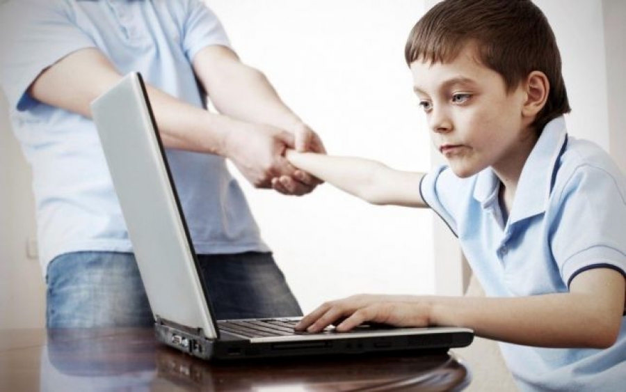 Tehnologia folosită în exces AFECTEAZĂ psihicul copiilor. SFATURI pentru părinţi, pentru a EVITA situaţiile dramatice