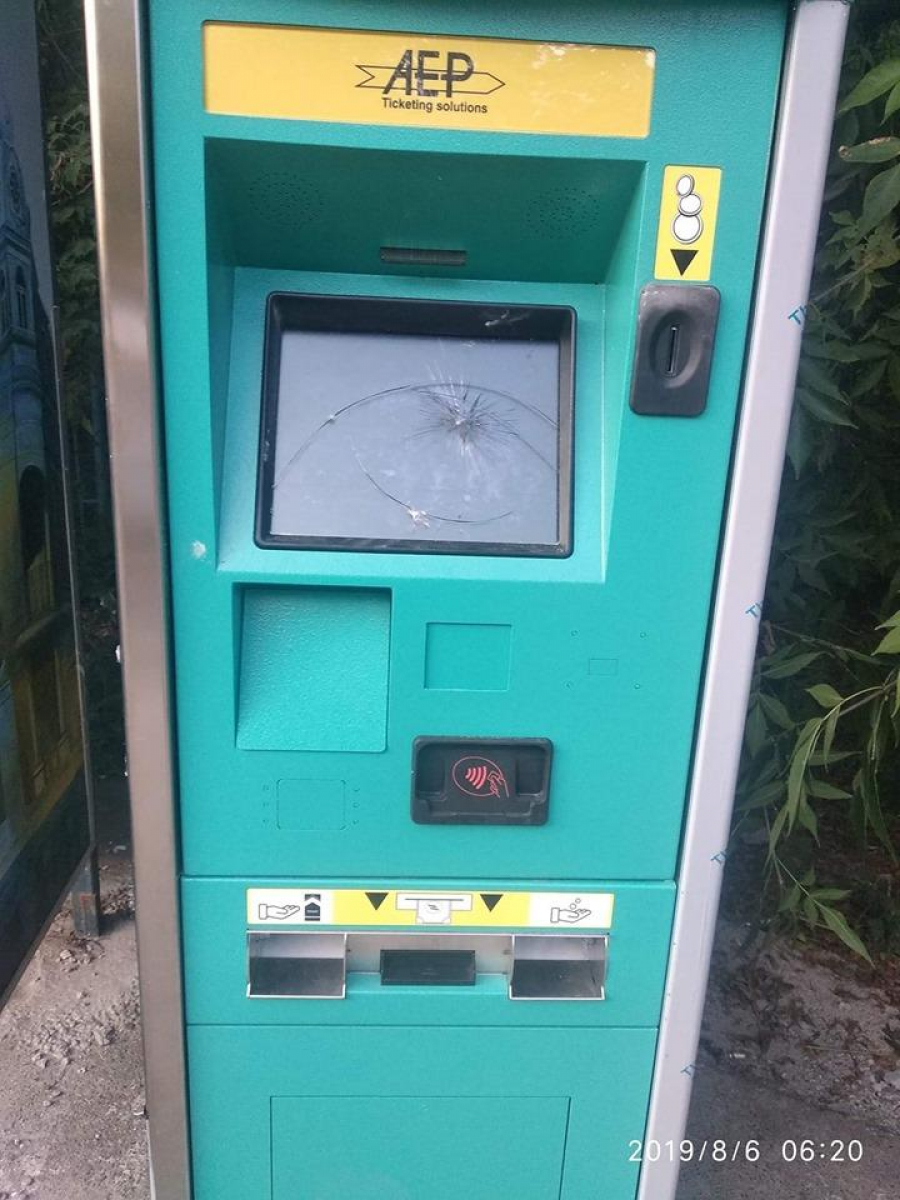 Automatele de bilete, deja vandalizate