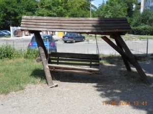 PERICOL pentru copii!/ Bănci DEVASTATE în parcul din Ţiglina III (FOTO)