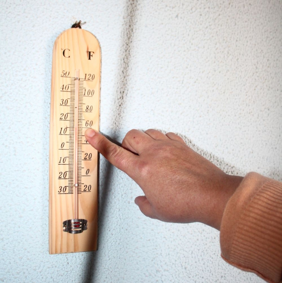 Gălăţenii se îmbolnăvesc! Termometrele arată 15 grade în apartamente: „Cum să îi treacă pneumonia dacă e frig în casă?”