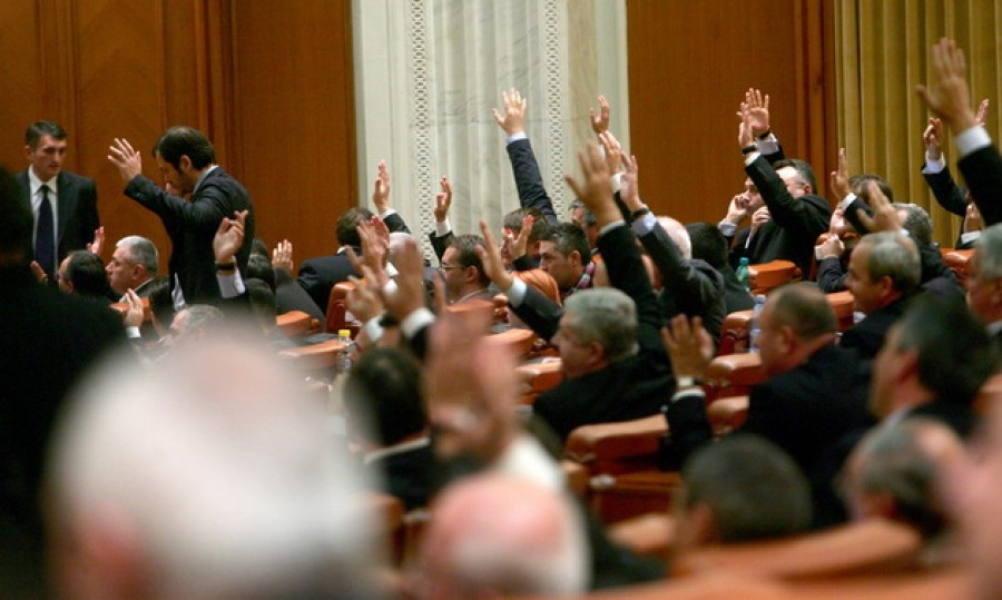 Pensiile speciale ale parlamentarilor mai depind de un singur vot