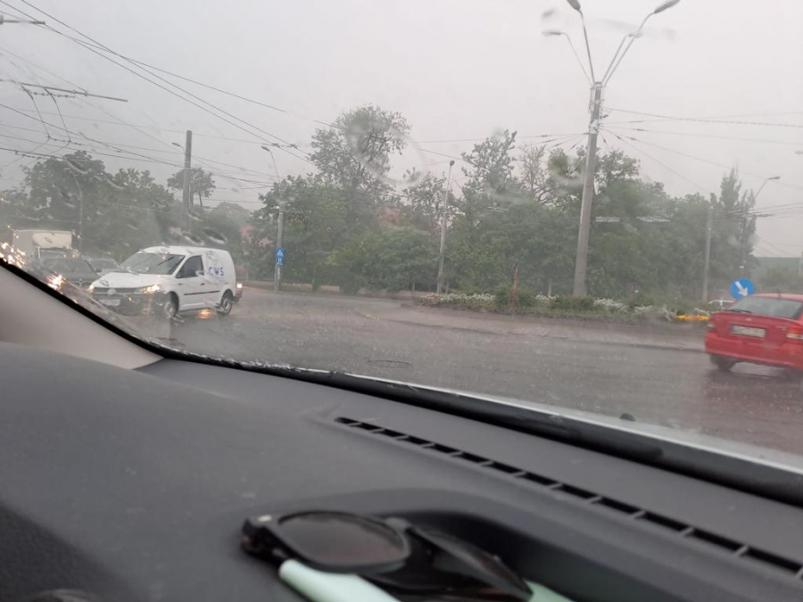 Trafic îngreunat din cauza ploii. Mesaj RO ALERT de vreme severă la Galaţi (VIDEO)