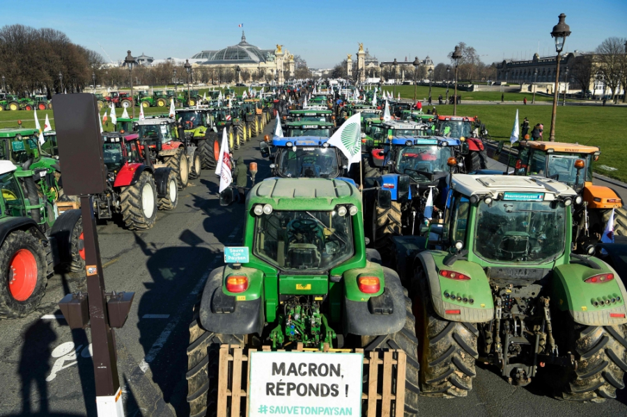 Străzile Parisului, invadate de tractoare. Protest al fermierilor francezi