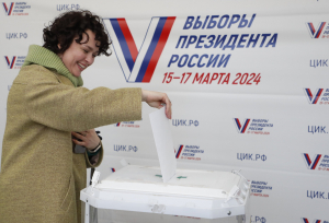 Oamenii din Rusia &quot;plâng de fericire&quot; pentru că votează