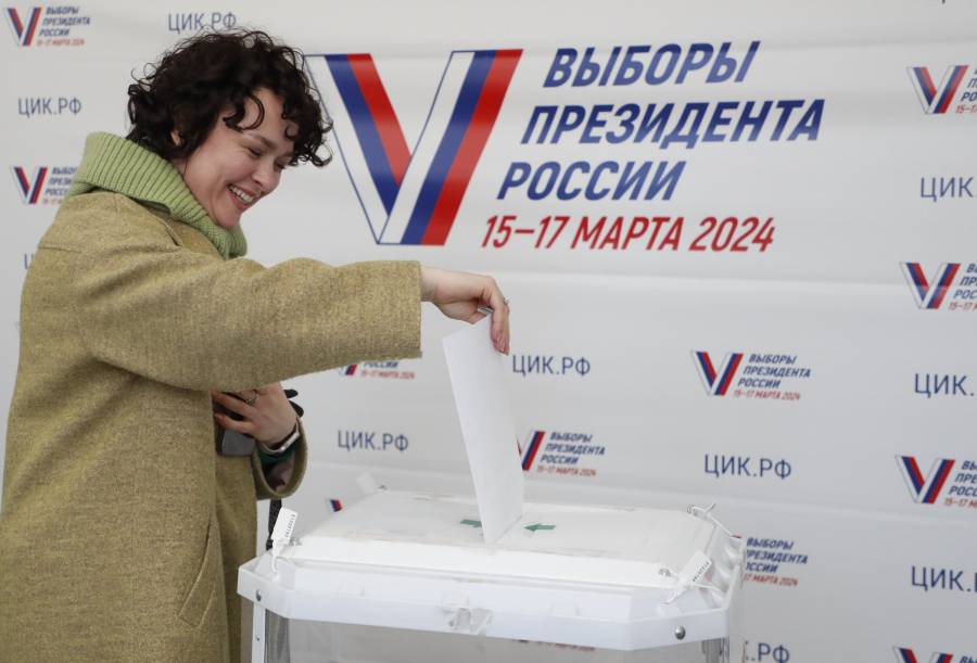 Oamenii din Rusia "plâng de fericire" pentru că votează