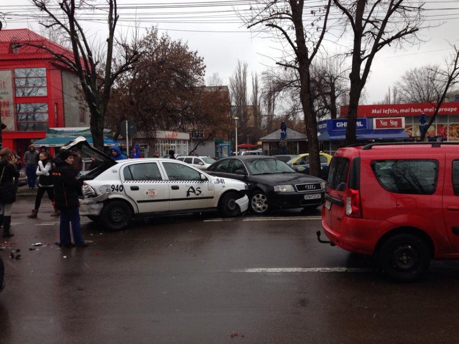 Trei maşini implicate într-un accident pe Coşbuc/ O femeie, pasageră într-un taxi, a ajuns la spital