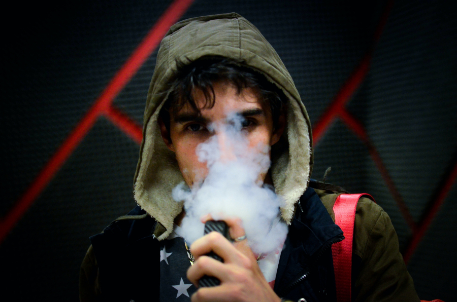 Tot mai mulți tineri se apucă de fumat