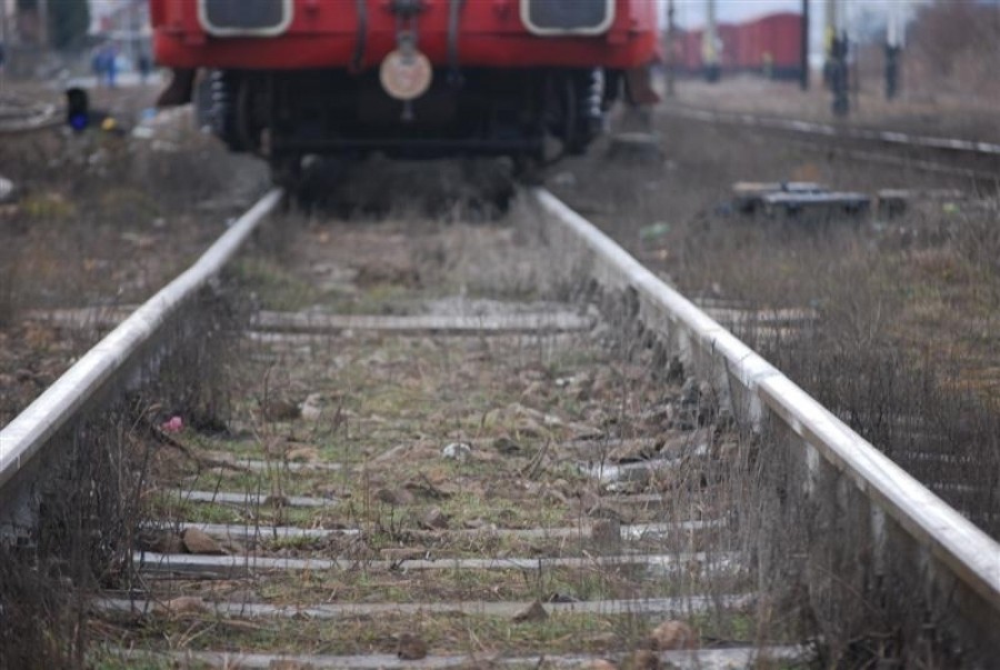 Un tânăr de 33 de ani a murit după ce s-a aruncat în faţa trenului