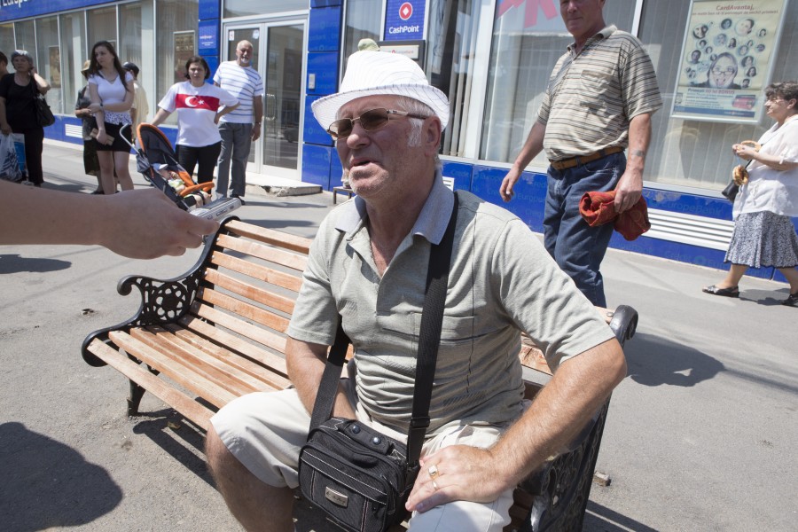 A trecut iarna, vine vara. Aşteptăm în staţii tot sub cerul liber?