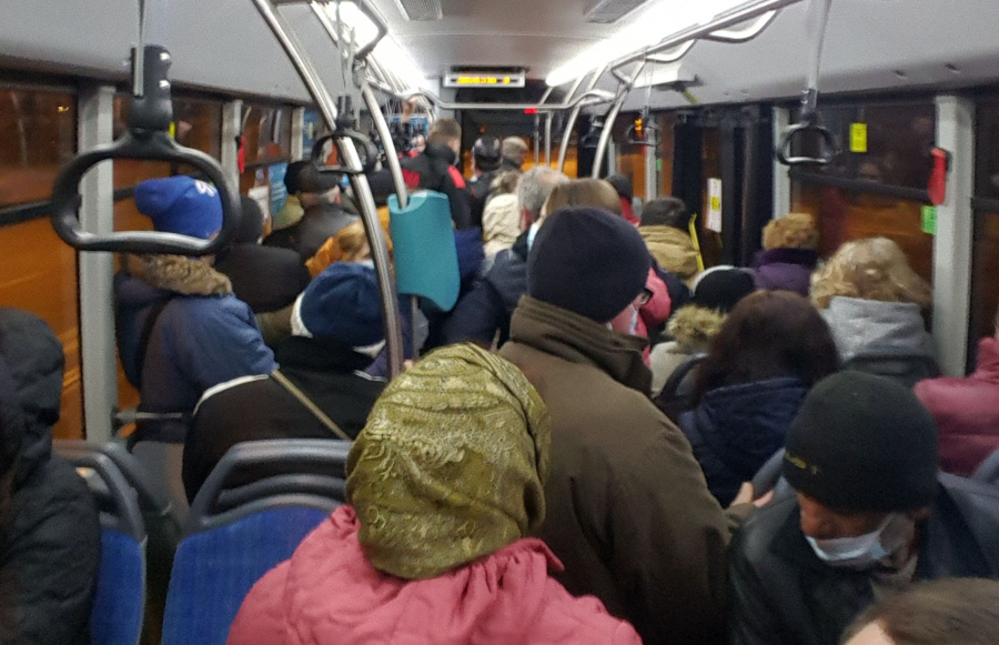 Aglomeraţie în autobuz la prima oră a zilei