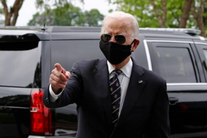 Biden şi Trump, cancan cu mască şi fără mască