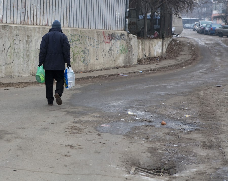 "Poliţiştii stau la căldură, oamenii iau bătaie pe străzi"