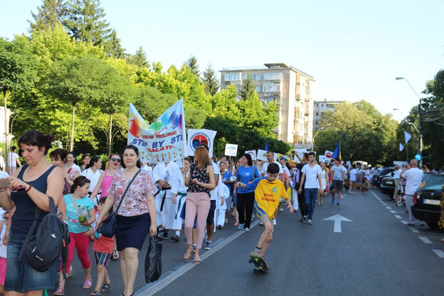 PARADĂ fastuoasă pe străzile Galațiului. Mii de oameni au mărșăluit pe ritmuri muzicale (Foto)