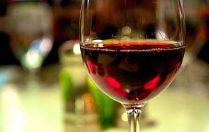 În cantități moderate, vinul combate pietrele la rinichi