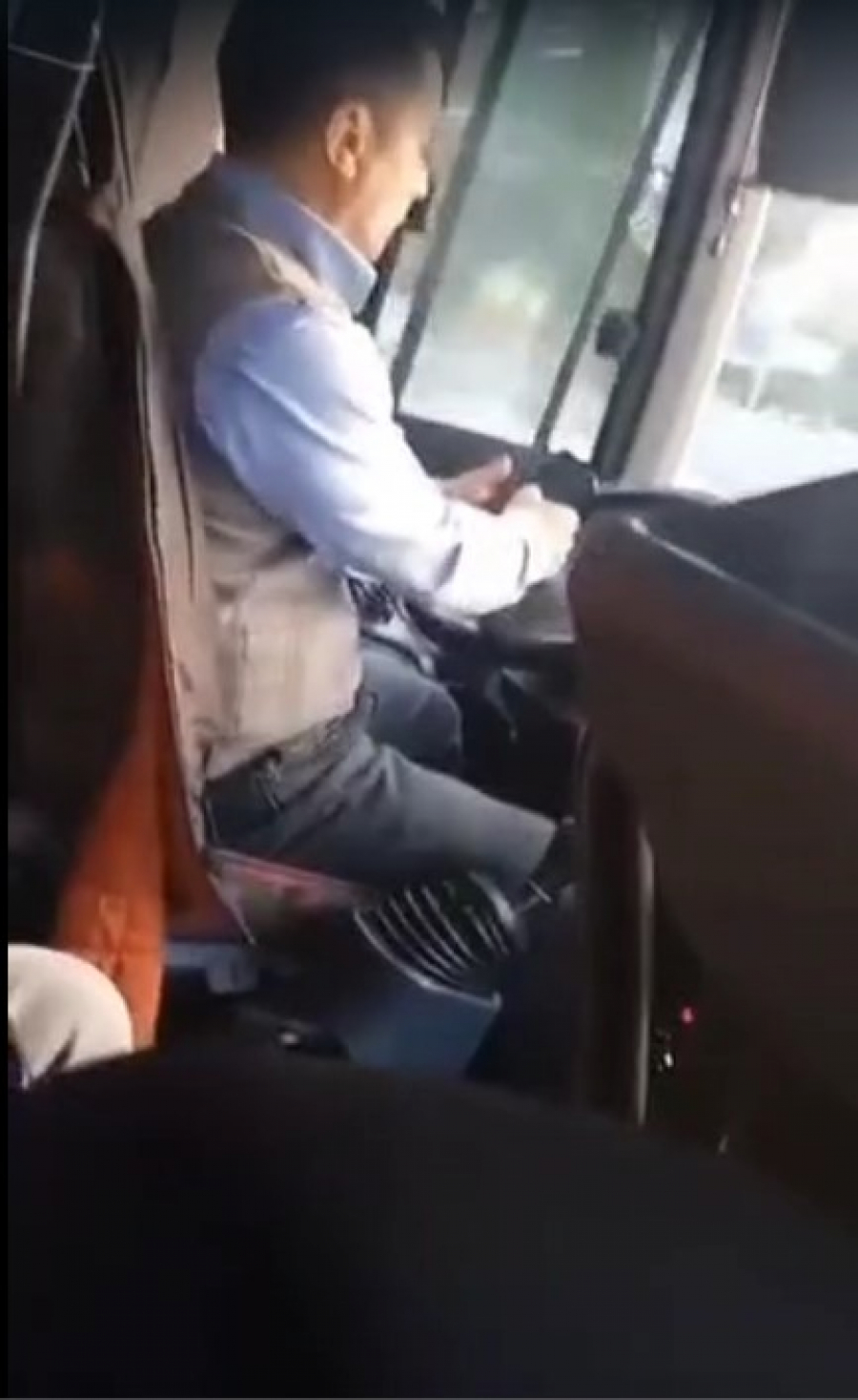 Șoferi cu microbuze pline și cu ochii în telefoane. Curse la limita siguranței între Tecuci și Galați