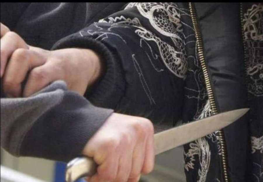 Un gălățean și-a atacat cu cuțitul prietenul de pahar