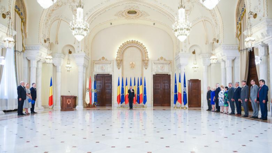 Iohannis a semnat decretele pentru numirea noilor miniştri