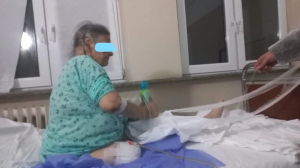 Bătrâna batjocorită la spitalul din Craiova a murit. Fusese obligată să se dea jos de pe targă, deși avea piciorul amputat
