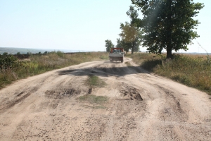 Prin hârtoape, pe drum judeţean din pământ