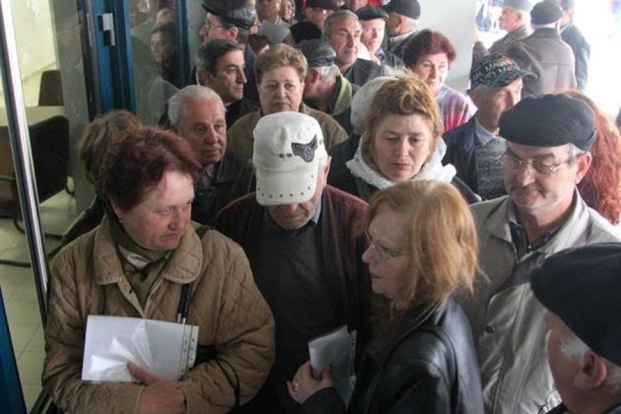 REPORTAJ la cald de la coada pentru plata impozitului (FOTO)