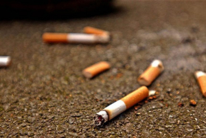 Mucuri de țigară aruncate pe stradă