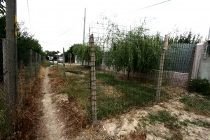 Ambiţia face legea în satul Costi. O familie a blocat accesul pe întreaga stradă după ce şi-a construit un gard