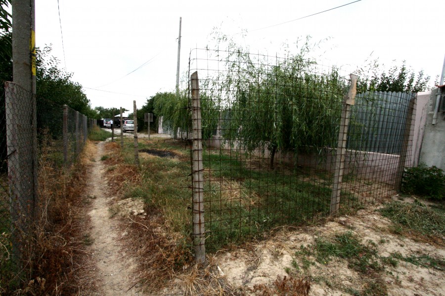 Ambiţia face legea în satul Costi. O familie a blocat accesul pe întreaga stradă după ce şi-a construit un gard