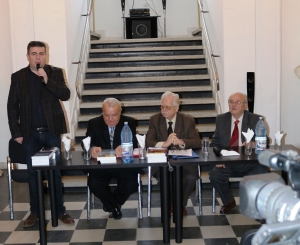 Explicaţie Foto: De la stânga la dreapta: Cătălin Negoiţă, moderatorul conferinţei, gen. (r) Aurel Rogojan, gen. (r) Iulian Vlad şi col. (r) Octavian Sârzea.