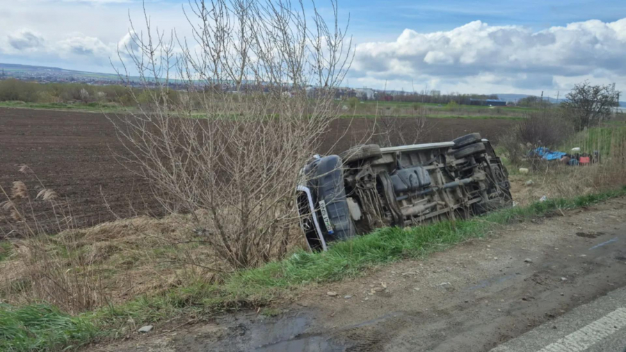 Cod roșu pe un drum din județul Iași. Microbuz cu 15 pasageri, răsturnat