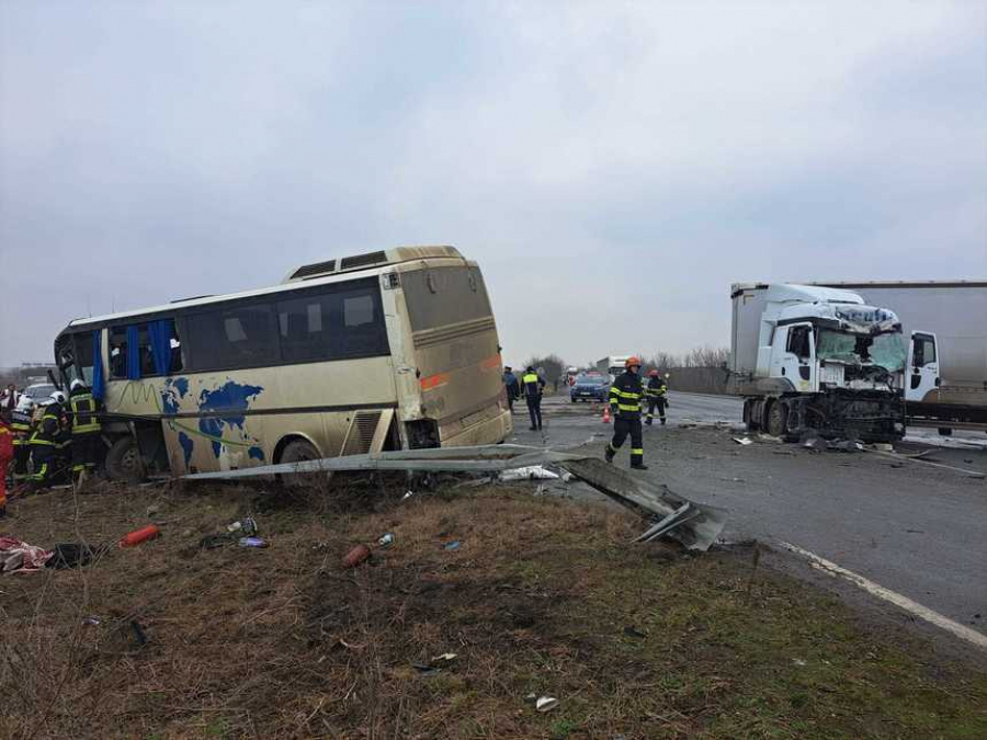 Autobuz cu 18 persoane, lovit de un TIR, în Timiș