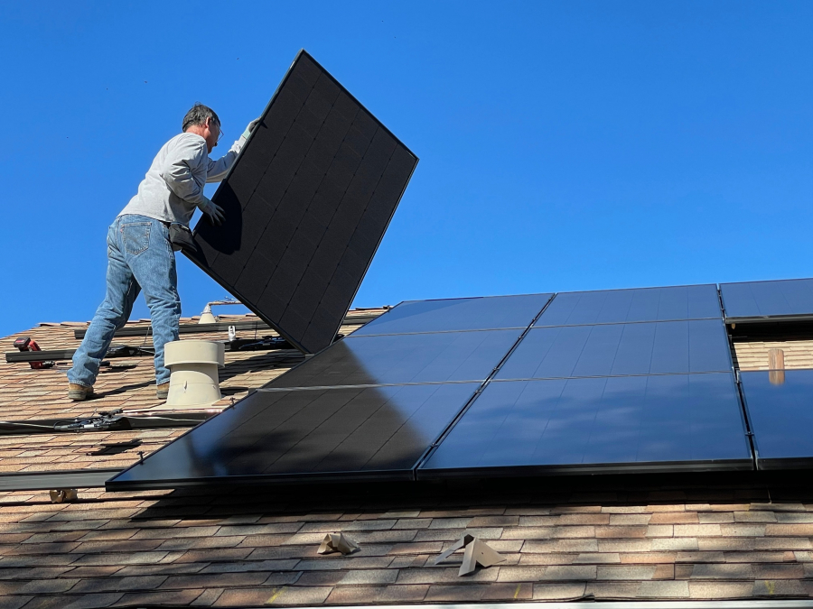 Aproape 3.000 de gălățeni și-au instalat panouri solare şi vând energie electrică