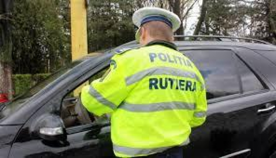 Băut și fără permis, a încercat să fugă de polițiști