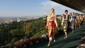 Sunt organizate evenimente în marile capitale europene. În foto, prezentarea de modă &quot;SimfonIA Florilor&quot; de la Ankara
