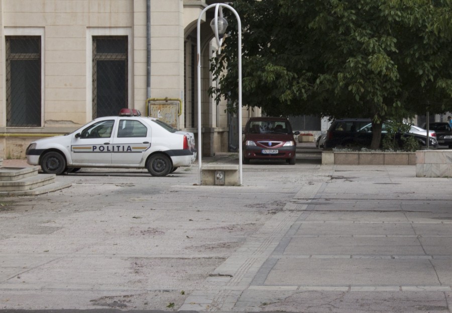 Maşinile Poliţiei stau parcate pe trotuar în centrul Galaţiului