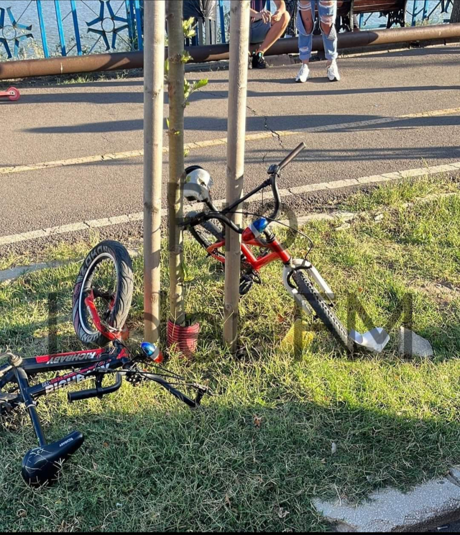 Un copil de doar nouă ani a murit după ce a căzut cu bicicleta