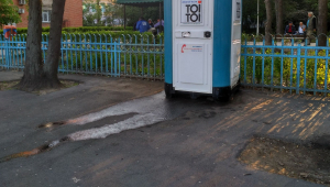 Toaleta ecologică amplasată în faţa Parcului Şahiştilor