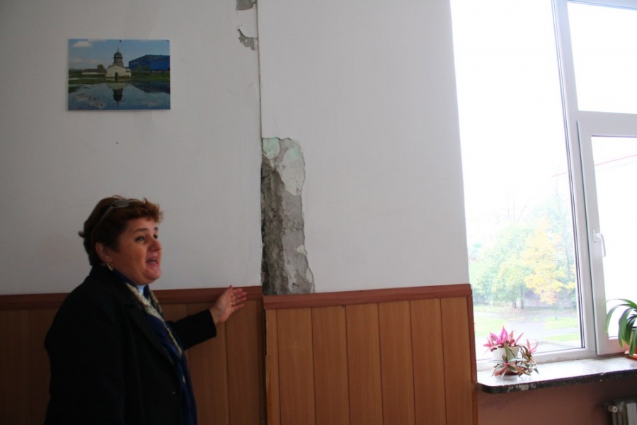 (FOTO) De la CUTREMURUL din noiembrie 2014, un LICEU din Galaţi are PEREŢII FĂCUŢI PRAF