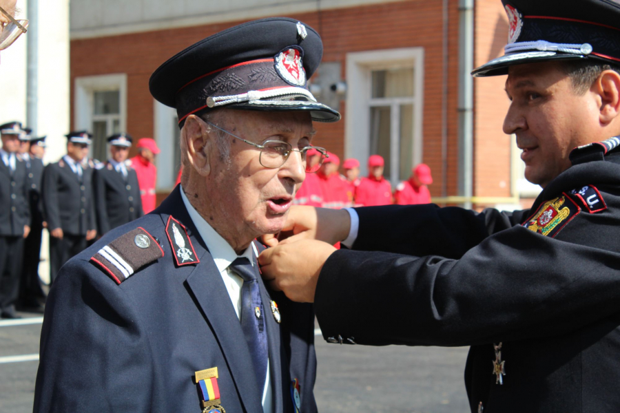 FOTO și VIDEO | Ziua Pompierilor din România. Sublocotenentul Gheorghe Stan, înaintat în grad la 97 de ani