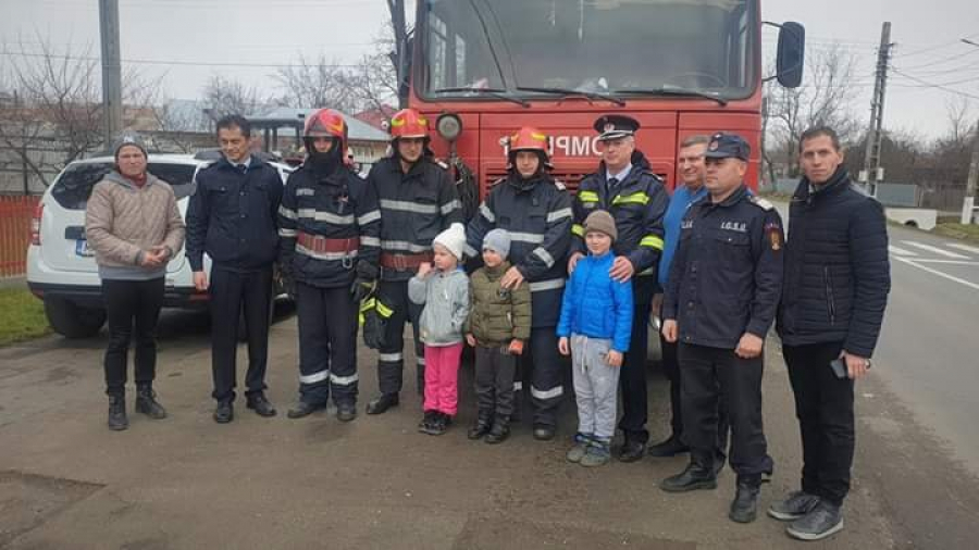 Donaţii pentru o familie aruncată de flăcări în stradă