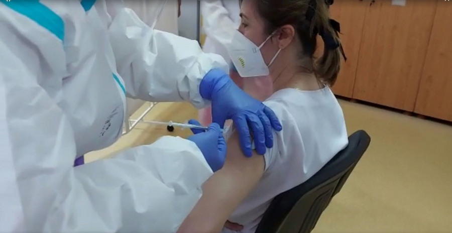 A început campania de vaccinare împotriva COVID-19. Dr. Manuela Arbune, primul gălățean imunizat (VIDEO)