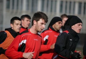Haskici (prim-plan) vine de la FK Sarajevo şi va susţine probe de joc înainte de a se pune problema legitimării sale