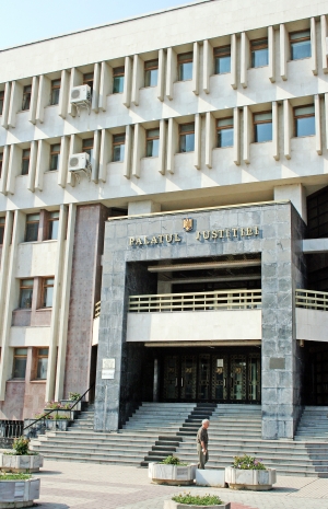 Dosarul şpăgii de la Finanţe a ajuns la Curtea de Apel după o lună