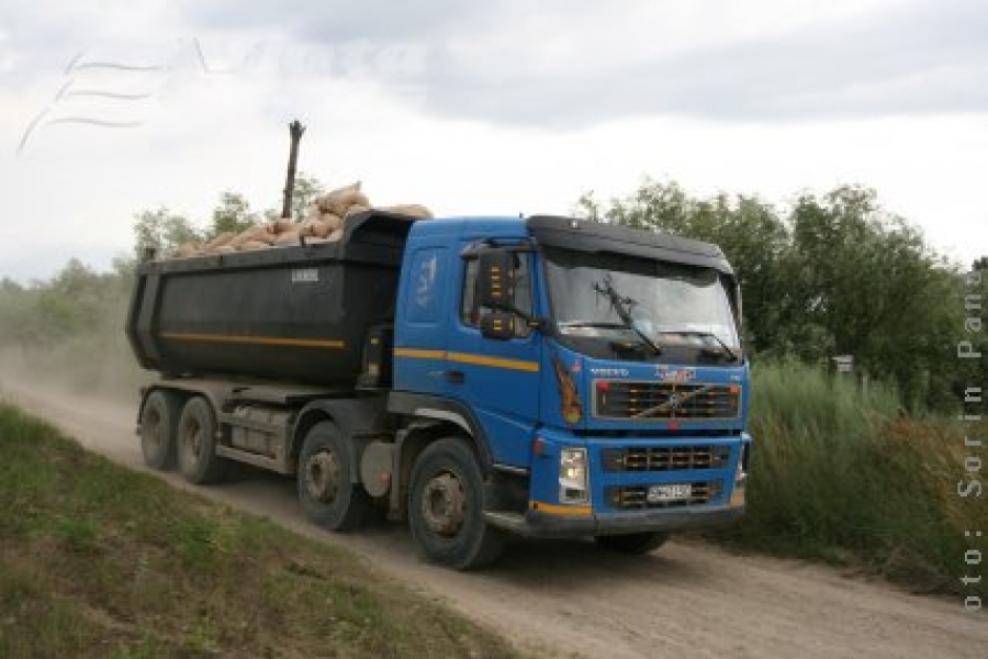 Camionul Armatei - răsturnat pe dig