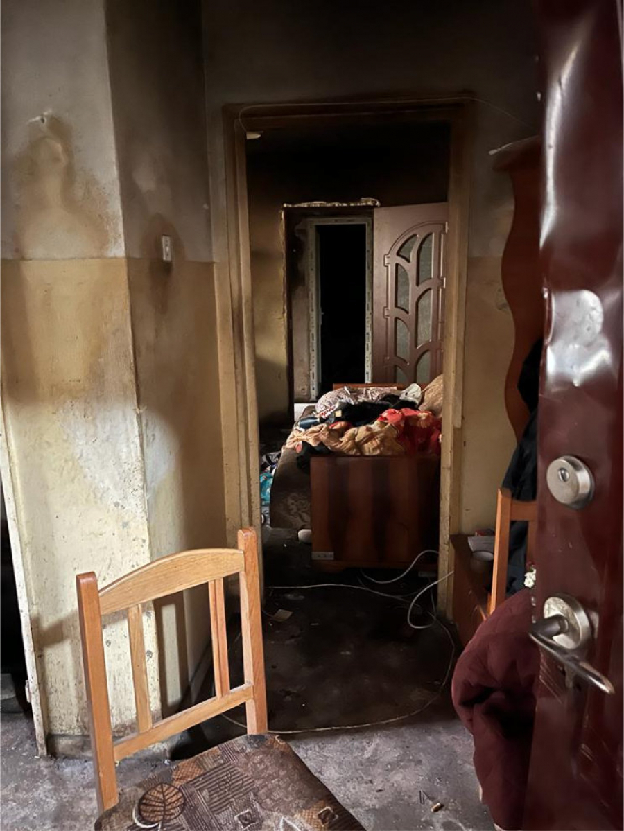 Un bărbat bolnav psihic a făcut focul în apartament pentru a se încălzi