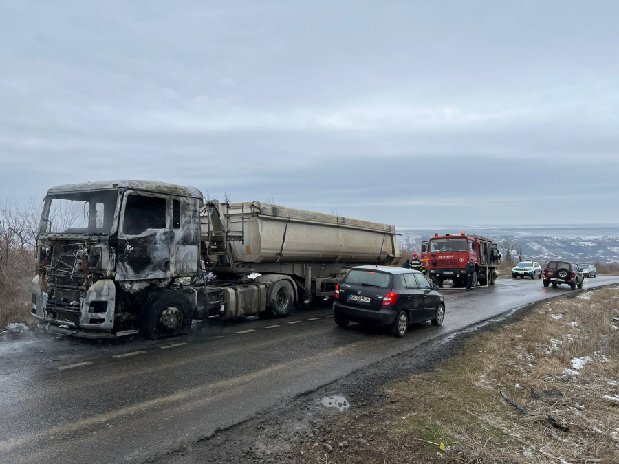 Un camion plin cu pietriș a luat foc în trafic