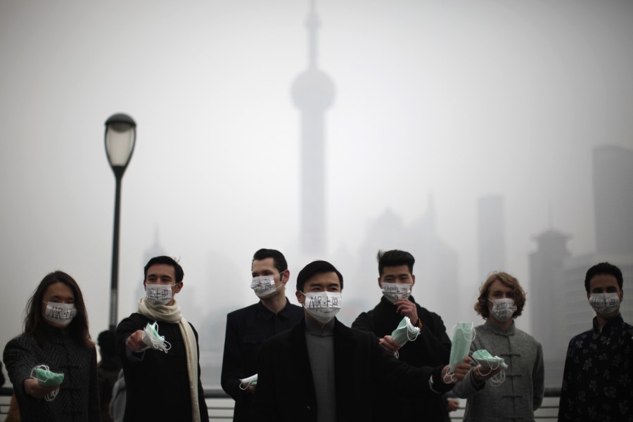 (VIDEO) Efectele negative ale dezvoltării industriale/ Oraş complet paralizat de ceaţa toxică